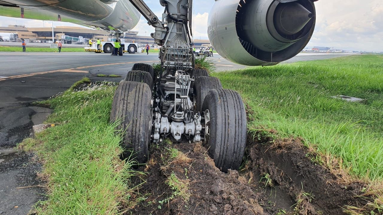 They  struggled  to  bring  back  the  Saudia  Boeing B777-300ER aircraft  to  the  paved  surface ,  after  the  Right  MLG  got  stuck  to  the  soft  ground !